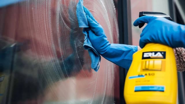 Czym umyć okna, żeby się błyszczały? Sprawdzone metody i porady Czym umyć okna, żeby się błyszczały? Sprawdzone metody i porady