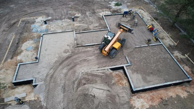 Czym obsypać fundamenty, aby uniknąć problemów ze stabilnością? Czym obsypać fundamenty, aby uniknąć problemów ze stabilnością?