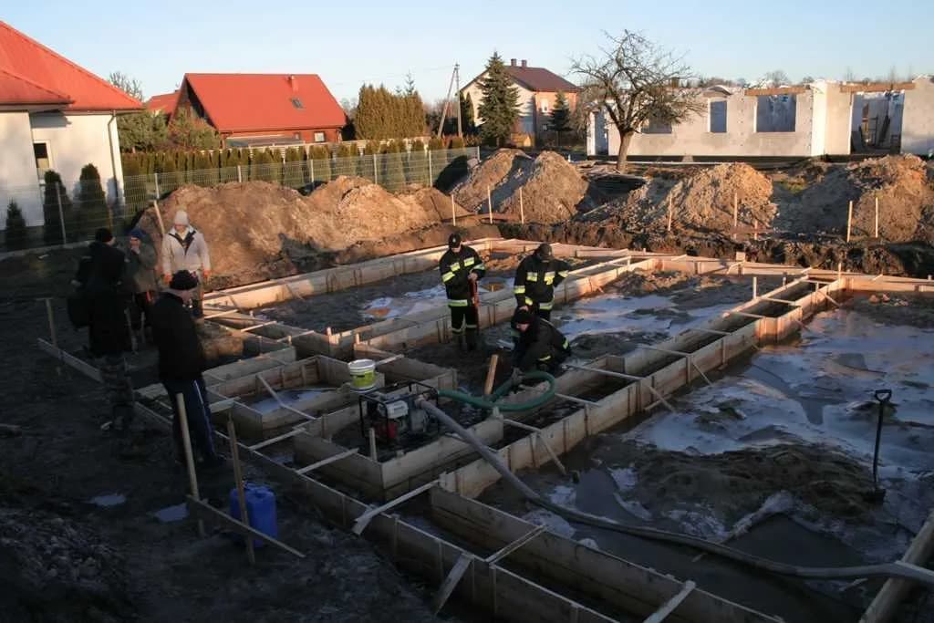 Zagrożenia związane z odkrytymi fundamentami na zimę - co musisz wiedzieć Zagrożenia związane z odkrytymi fundamentami na zimę - co musisz wiedzieć