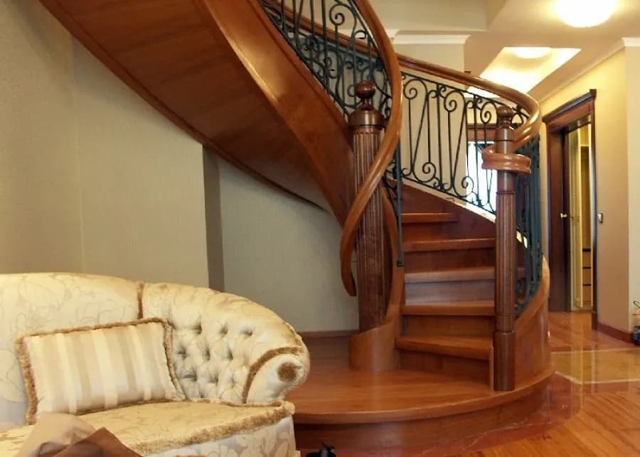 Skrzypiące schody drewniane co zrobić, aby uniknąć kosztownych napraw Skrzypiące schody drewniane co zrobić, aby uniknąć kosztownych napraw