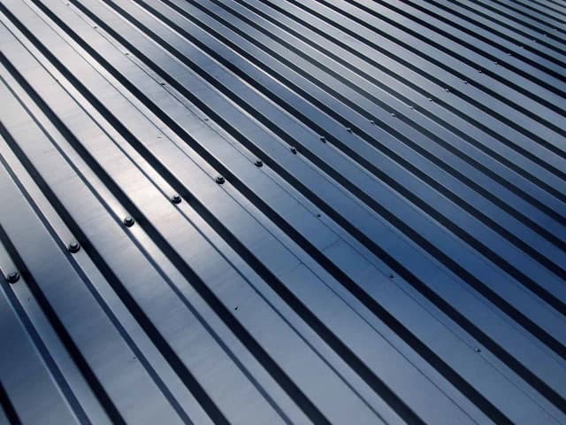 Jak kłaść blachę na dachu bez błędów - krok po kroku do sukcesu Jak kłaść blachę na dachu bez błędów - krok po kroku do sukcesu