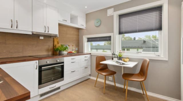 Jak urządzić wąską kuchnię z oknem, by zyskać więcej przestrzeni? Jak urządzić wąską kuchnię z oknem, by zyskać więcej przestrzeni?