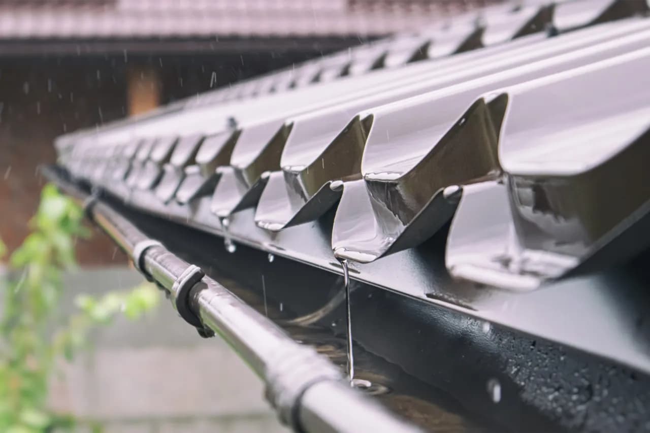 Rynna 75 do jakiego dachu? Sprawdź, aby uniknąć problemów z odpływem Rynna 75 do jakiego dachu? Sprawdź, aby uniknąć problemów z odpływem