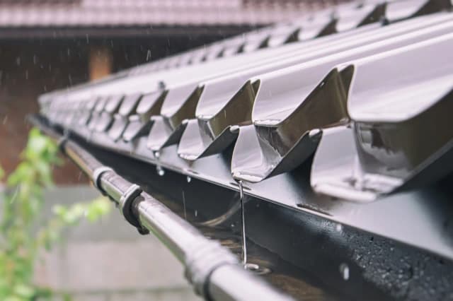 Rynna 75 do jakiego dachu? Sprawdź, aby uniknąć problemów z odpływem Rynna 75 do jakiego dachu? Sprawdź, aby uniknąć problemów z odpływem