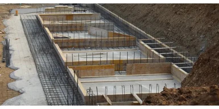 Z czego zrobić fundament pod szklarnię – uniknij kosztownych błędów Z czego zrobić fundament pod szklarnię – uniknij kosztownych błędów