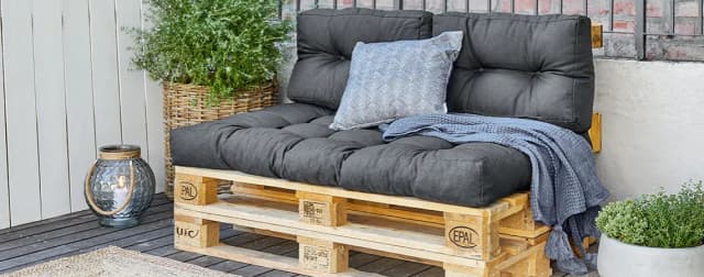 Jak zrobić meble z palet na balkon? Proste kroki i porady Jak zrobić meble z palet na balkon? Proste kroki i porady